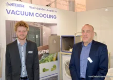 Jim van Dijk en Hans Juursema van Weber Cooling voor de vacuümkoeler.